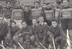 "Universitātes sporta" (US) hokejisti ar pretiniekiem, visticamāk, 1943./1944. gada sezona.
