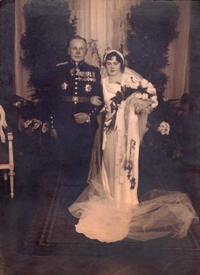 Ģenerālis Jānis Kurelis un Elza Rozenvalde kāzu dienā. 1935. gads.