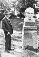 Frīdeberts Tuglass pie sava pieminekļa. Uderna, 14.09.1967.