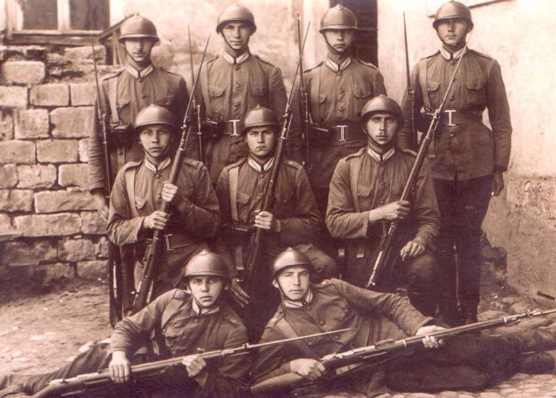 Armijas štāba rotas karavīri. Rīga, 1923. gads. Karavīri apbruņoti ar 3-līniju (7,62 mm) šautenēm M-1891/10 un uzspraustiem 1891. gada parauga bajonetdurkļiem.