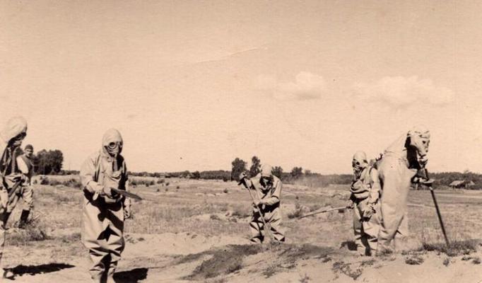 Ķīmiskās aizsardzības mācības Latvijas armijas 10. Aizputes kājnieku pulkā. Daugavpils, 1939. gads.