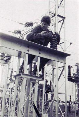 Gunārs Freimanis darbā pie augstprieguma iekārtām. 20. gs. 50. gadu beigas, 60. gadu sākums.