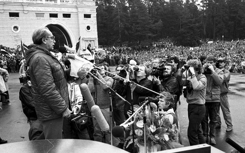 Eduards Berklavs Latvijas Tautas frontes manifestācijā Mežaparka estrādē. Rīga, 07.10.1988.
