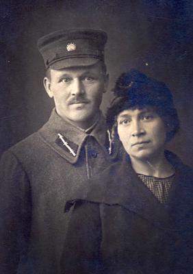 Latvijas armijas kapteinis Jūlijs Ērglis ar sievu. 1919. gads.