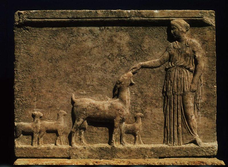 Sengrieķu reljefs ar Artemīdu, kas baro svēto kazu. 5. gs. p. m. ē.