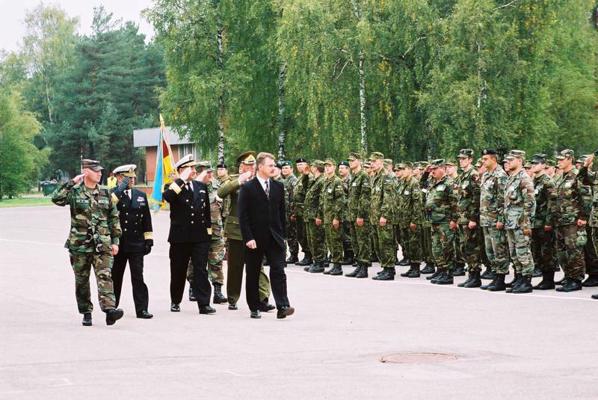 Baltijas miera uzturēšanas bataljona (BALTBAT) starptautisko mācību "Baltic Eagle 2003" noslēgšanas ceremonija, klātesot Aizsardzības ministram Ģirtam Valdim Kristovskim, Igaunijas un Lietuvas bruņoto spēku pārstāvjiem. 26.09.2003.