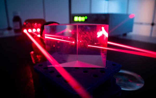 Eksperiments ar sarkano lāzeru optikas laboratorijā. 