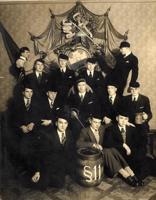 Studentu korporācijas "Beveronija" vienā semestrī uzņemtie jaunie biedri (coets) ar oldermani, 1930. gads.