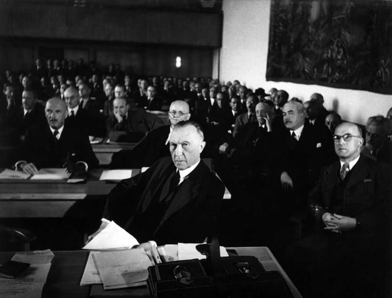 Vācijas Kristīgi demokrātiskās savienības vadītājs Konrāds Adenauers Parlamentārās padomes konferencē. Bonna, 02.09.1948.