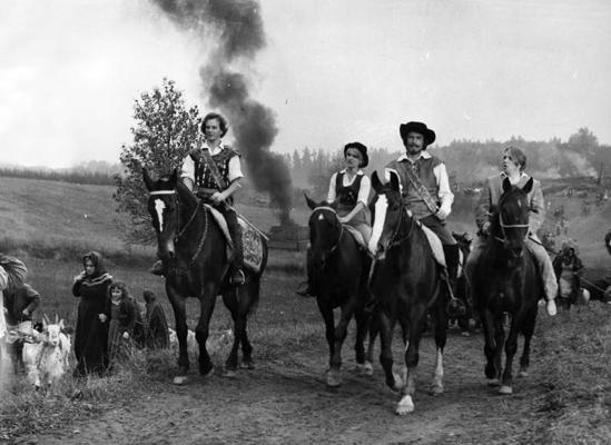 Zirgu mugurā, no kreisās: Andris (Haralds Ritenbergs), Rūta (Lolita Cauka), Pēteris (Artūrs Ēķis), Ērmanis (Eduards Pāvuls) filmā "Vella kalpi", 1970. gads.