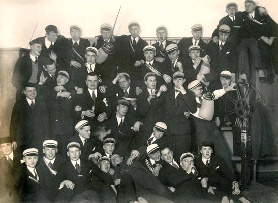 Studentu korporācijas "Talavija" biedru grupa pēc krāsu konventa paukistabā. Rīga, 1931. gads.