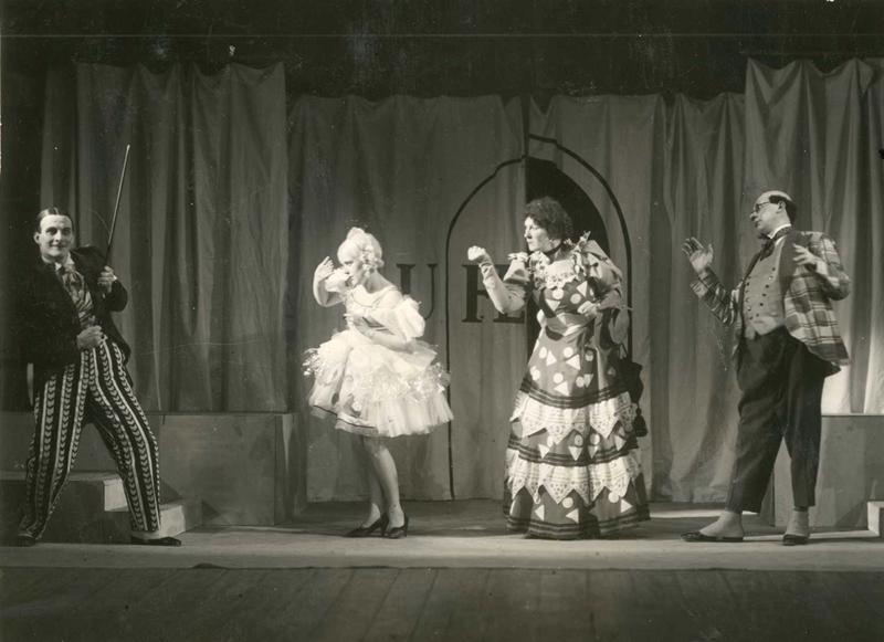 Skats no Valdemāra Damberga lugas "Neticīgā kolumbīne" iestudējuma. Jelgavas Latviešu teātris. 1935. gads.