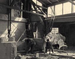 Tēlnieka darbnīcā, kur tiek veidoti pieminekļa modeļi. 20. gs. 30. gadu sākums.