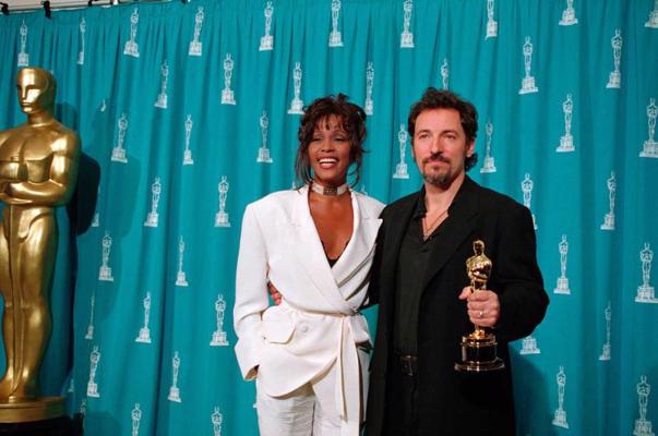 Vitnija Hjūstone un Brūss Springstīns ar balvu "Oskars". Losandželosa, ASV, 21.03.1994.