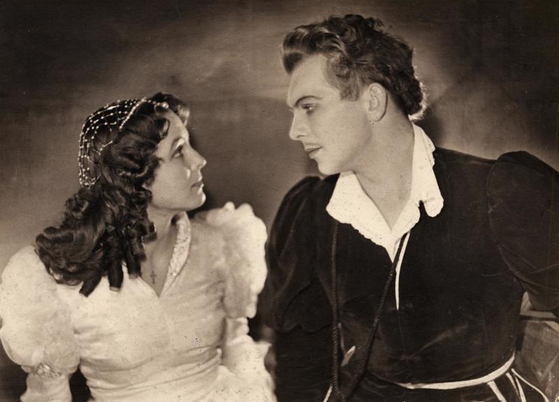 Vija Artmane Džuljetas lomā un Eduards Pāvuls Romeo lomā Viljama Šekspīra lugas "Romeo un Džuljeta" iestudējumā. 1953. gads.