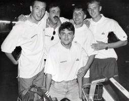 Futbola kluba "Skonto" spēlētāji (no kreisās) Valentīns Lobaņovs, kluba galvenais ārsts Dags Čuda, Vīts Rimkus, Vladimirs Babičevs un Igors Stepanovs. 1998. gads.