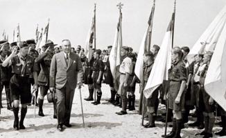 Latvijas Valsts prezidents Alberts Kviesis atklāj Latvijas skautu nometni Asaros. 22.07.1934.