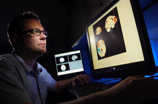 Kolorādo Universitātes (University of Colorado) doktora grāda kandidāts Brendons Depjē (Brendan Depue) skata smadzeņu magnētiskās rezonanses attēlos sarkanā krāsā iezīmētās zonas, kas ir atbildīgas par cilvēku kognitīvo uzvedību. Amerikas Savienotās Valstis, Kolorado, 12.07.2007.