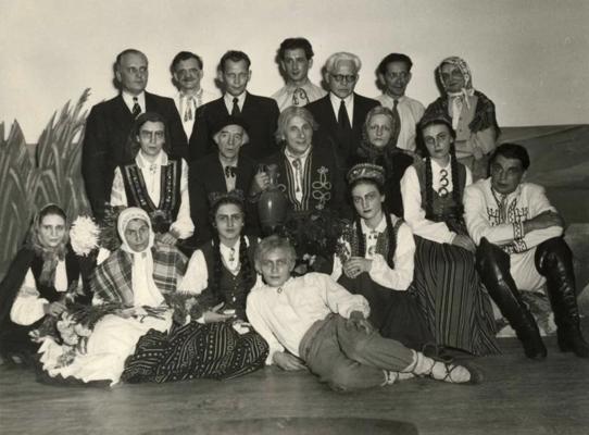 Raiņa lugas "Pūt, Vējiņi" iestudējuma veidotāji. Stokholmas latviešu teātris, 11.12.1954.