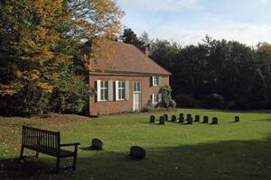 1688. gadā celts kvēkeru sanāksmju nams un Viljama Pena apbedīšanas vieta Džordanas ciemā Bakingemšīrā. Anglija, 2010. gads.