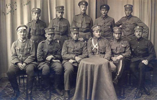 1. latviešu atsevišķās brigādes štāba virsnieki. Centrā pulkvedis Jānis Balodis. 04.1919.