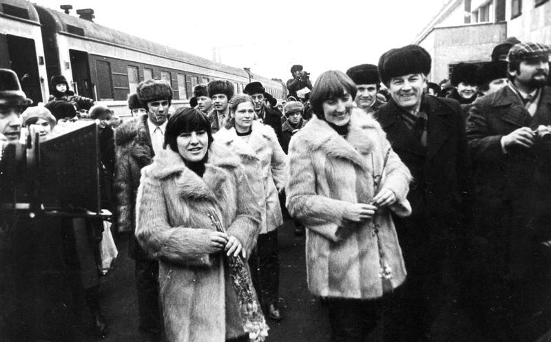 Vera Zozuļa (no kreisās) un Ingrīda Amantova, atgriežoties no Ziemas olimpiskajām spēlēm Leikplesidā. Rīga, 1980. gads.