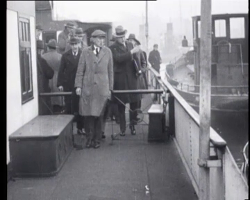 Sergejs Eizenšteins, apmeklējot Roterdamas ostu. Kinohronika, 01.01.1930.