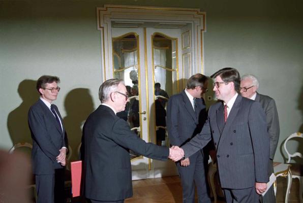 Dānijas speciālo uzdevumu vēstnieks Oto Borhs (Otto Borch) pasniedz AP priekšsēdētājam Anatolijam Gorbunovam LR atzīšanas rakstu (1991. gada augusts).