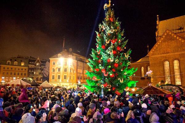 Doma laukumā tiek iedegta Rīgas galvenā Ziemassvētku egle. 2016.
