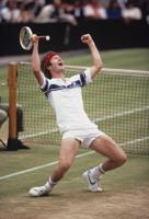 Džons Makenrojs pēc uzvaras Vimbldonas tenisa turnīra fināla vienspēlē. Anglija, 1981. gads.