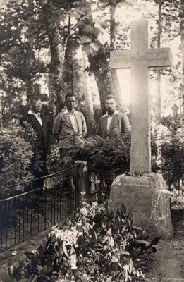 Pirmais no kreisās: Jānis Alberts Jansons ar draugiem pie rakstnieka Jura Neikena kapa. Umurgas kapsēta, 20. gs. 20. gadi.
