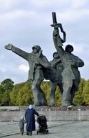 Piemineklis Padomju karavīriem – trīs karavīru grupa. Uzvaras parks, Rīga, 13.10.2009.