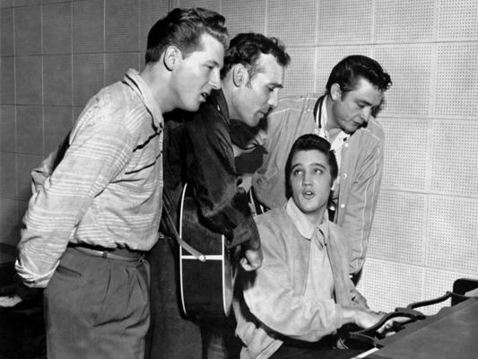Džonijs Kešs (pirmais no labās) ar Elvisu Presliju, Karlu Pērkinsu un Džeriju Lī Lūisu Sun studijā Memfisā. 04.12.1956.