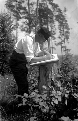 Ernests Brastiņš, uzmērot pilskalnu Daugavas krastā. Krāslavas pagasts, 14.07.1925.