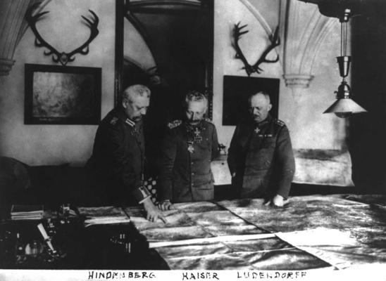 Pauls fon Hindenburgs, ķeizars Vilhelms II un ģenerālis Ērihs Lūdendorfs pēta kartes Vācu Impērijas armijas ģenerālštābā, 1917. gads.