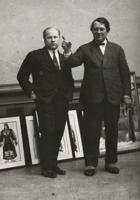 Tēlnieks Kārlis Zāle un mākslas vēsturnieks Alberts Prande, iekārtojot izstādi Mākslas muzejā. Rīga, 20. gs. 20.–30. gadi.