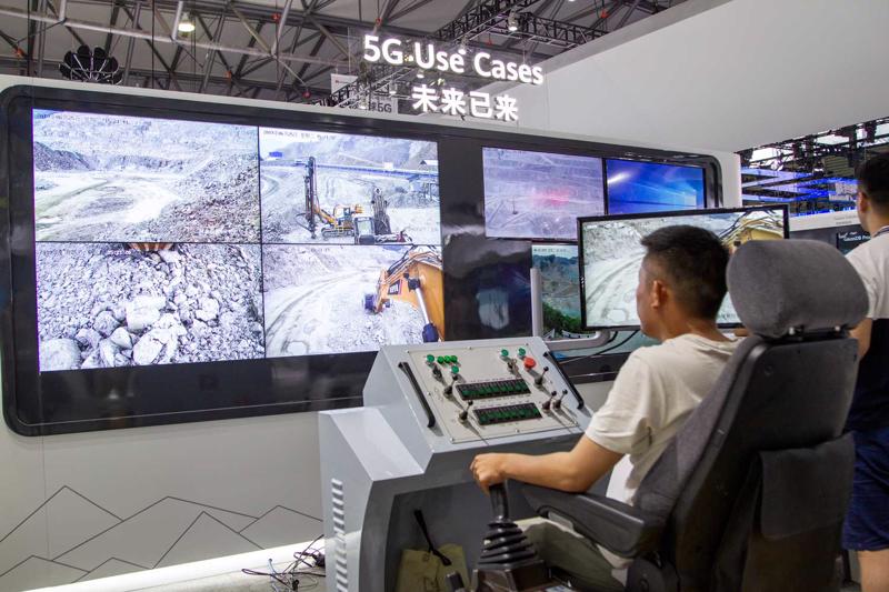 Mobilā pasaules kongresa (Mobile World Congress) ietvaros apmeklētājs izmēģina attālināta darba tehnoloģijas kalnrūpniecības jomā. Šanhaja, Ķīna, 25.06.2019.
