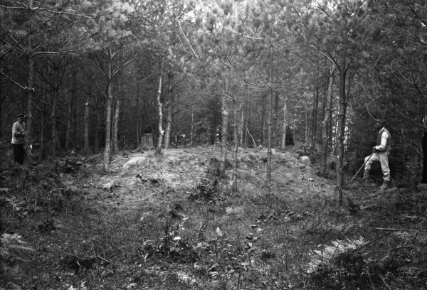 Arheoloģiskās izpētes uzsākšana Slates sila uzkalniņkapos, I grupas uzkalniņā Nr. 2. Jēkabpils apriņķa Dignājas pagasts. 1925. gads.