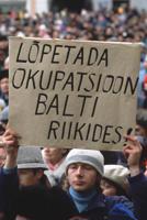 Mītiņa dalībnieks tur rokās plakātu ar uzrakstu igauņu valodā "Izbeigt Baltijas valstu okupāciju!". 01.1989.