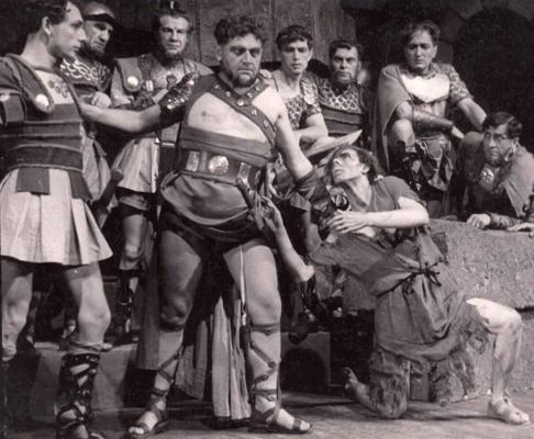 Artūrs Filipsons Spartaka lomā (centrā) izrādē “Spartaks”. 1945. gads.