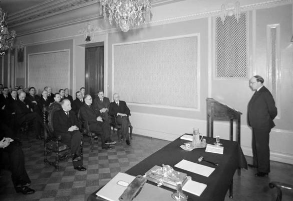 Somijas Bankas valdes priekšsēdētājs Risto Riti uzrunā klātesošos Somijas Eksporta asociācijas sanāksmē. Helsinki, Somija, 1937. gads.