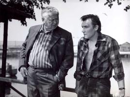 No kreisās: Kārlis Sebris (kolhoza priekšsēdētājs) un Uldis Dumpis (Jānis) filmā "Nakts bez putniem", 1979. gads.