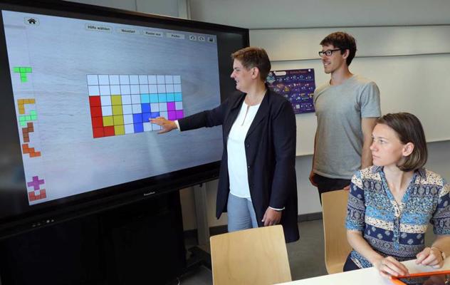Skolotāju apmācību seminārā tiek izmēģināti mini roboti, interaktīvās tāfeles un dažādas mācību lietotnes klašu digitalizācijas ietvaros. Berlīne, Vācija, 13.06.2019.