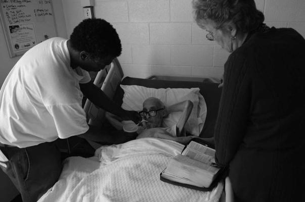 Cietuma kapelāne sniedz garīgo aprūpi Kolorādo Teritoriālās korekcijas iestādes hospisa programmas pacientam. Kanona, ASV, 2013. gads.