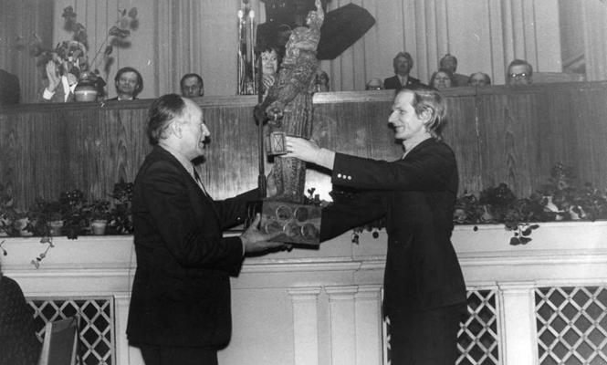 Režisors Rolands Kalniņš saņem balvu "Lielais Kristaps" par dokumentālo filmu "Saruna ar karalieni". 1980. gads.