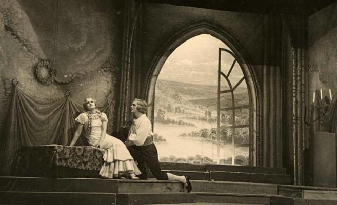 Milda Priedīte Maijas lomā un Hermanis Vazdiks Heila lomā Raiņa lugas “Mīla stiprāka par nāvi” iestudējumā. Daugavpils Latviešu Dramatiskais teātris, 1936. gads.