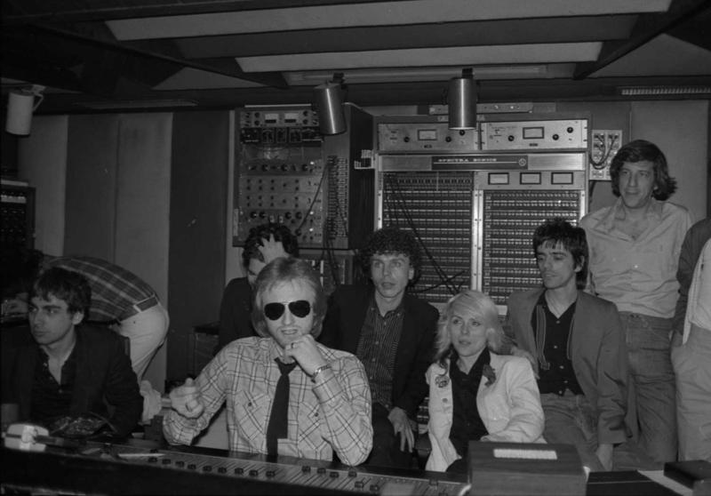 Grupas Blondie albuma Parallel Lines ierakstu sesijā. No kreisās: Kriss Steins, priekšplānā – Maiks Čepmens, aiz viņa Klems Bērks, Naidžels Herisons, Debija Herija, Frenks Infante un grupas menedžeris Pīters Līdss. 1978. gads.
