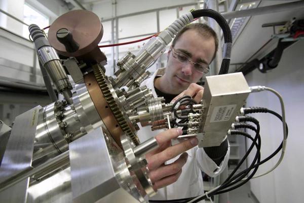 Jūliha izpētes centra (Juelich Research Center) Cietvielu stāvokļa izpētes institūta darbinieks pie iekārtas, kas nodrošina tālāko mikro un nanoelektronikas attīstību un veic magnētisko slāņu sistēmu izpēti. Vācija, 01.04.2020.