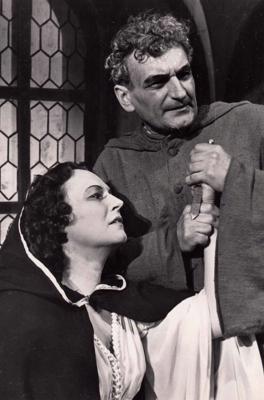 Milda Klētniece Džuljetas lomā un Luijs Šmits Lorenco lomā iestudējumā “Romeo un Džuljeta”. 1953. gads.