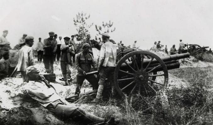 Latviešu strēlnieku divīzijas vieglās artilērijas baterija pozīcijās pie mazās Kahovkas. Dienvidu fronte, 08.1920.